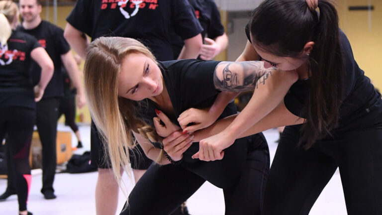 WingWarrior Selbstverteidigung Zwei Frauen KravMaga-Defcon München Training Erwachsene