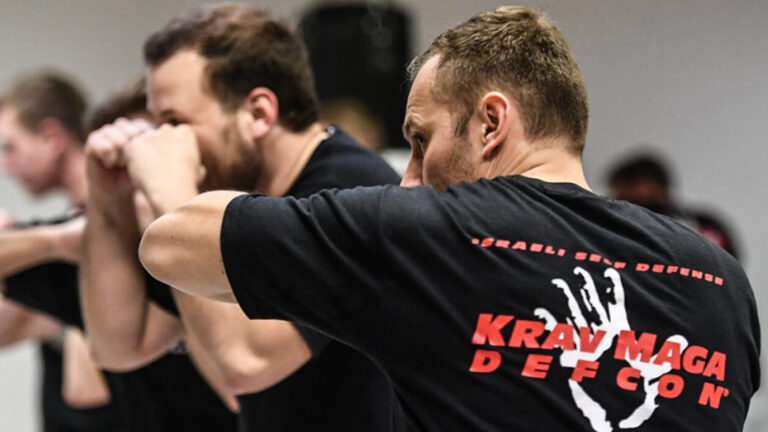 Mann im Training bei WingWarrior Fitness und Selbstverteidigung bei WingWarrior. Mann im Training